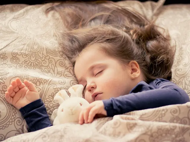Établir une Routine Sereine pour les Premiers Mois de Bébé