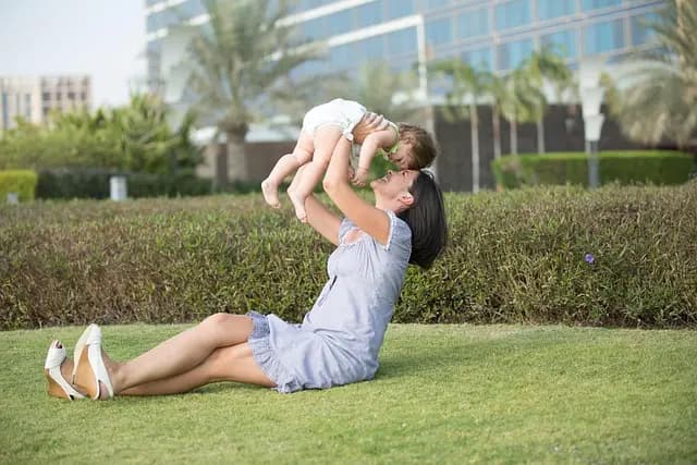 10 Activités d'Éveil à Réaliser avec Bébé : Stimulez Son Développement