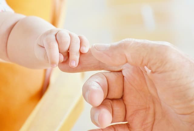 Comment Favoriser le Lien Parent-Bébé dès la Naissance