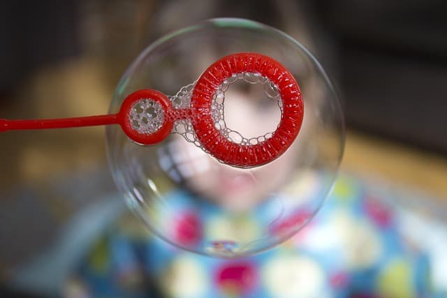 10 Activités Éducatives à Faire avec Bébé pour Stimuler son Développement