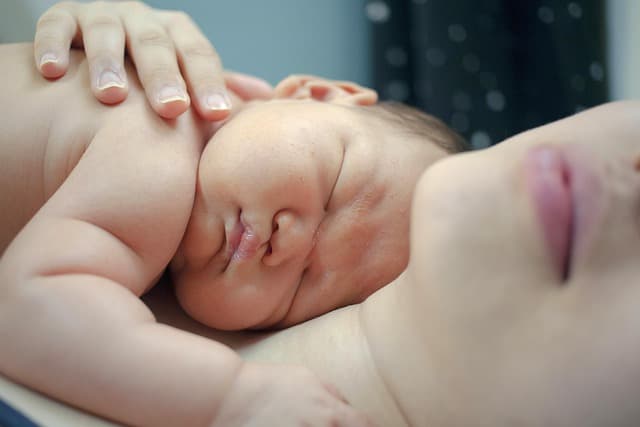 Les Bienfaits du Portage pour Bébé : Guide Complet